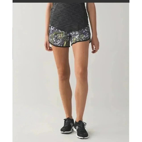 Lululemon Tracker Short III *4-way Stretch Size 6 - Picture 1 of 9